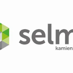 Logo firmy Selma prezentujące abstrakcyjny sześcian z trójkątów w odcieniach szarości i zieleni obok nazwy firmy w kolorze szarym oraz hasła 'kamienie i skały'.