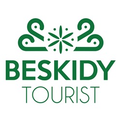 Zielone logo Beskidy Tourist z ozdobnym symbolem góralskim i napisem na białym tle.