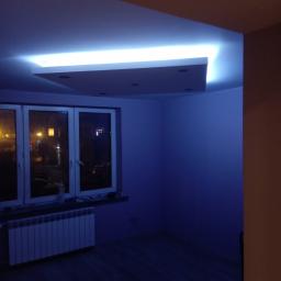 Bardzo fajny pomysł na niepowtarzalną aranżacje prostego sufitu, światło LED zawsze dobrze wygląda.