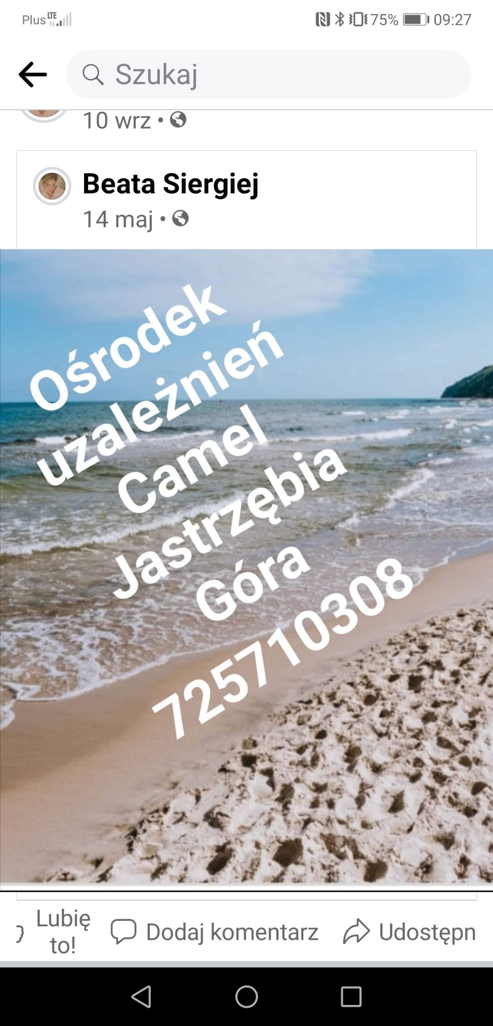 Plaża z widokiem na morze, nałożony tekst z nazwą ośrodka i numerem telefonu, screenshot z telefonu.