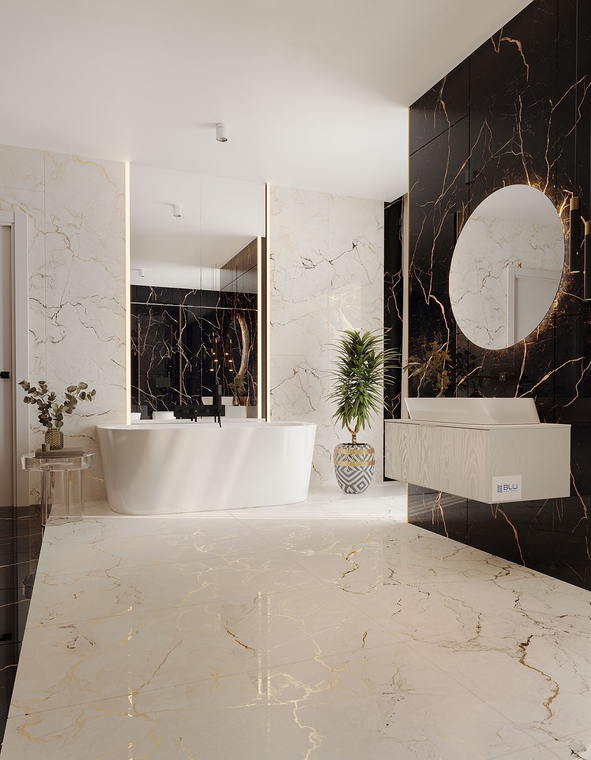 Elegancka łazienka z wanną wolnostojącą, marmurowymi płytkami w odcieniach bieli i czerni ze złotymi żyłami, okrągłym lustrem z podświetleniem i rośliną doniczkową.