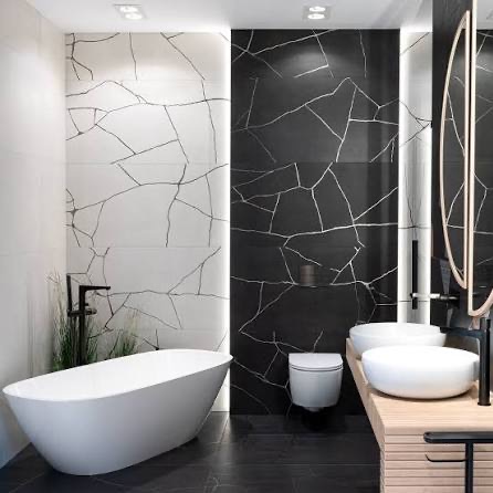Elegancka łazienka z wanną wolnostojącą i czarno-białymi płytkami imitującymi pęknięcia. Nowoczesne umywalki nablatowe i minimalistyczna armatura.