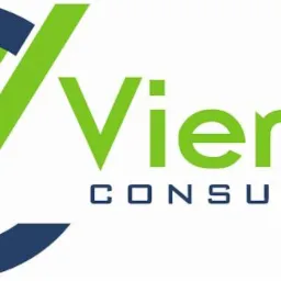 Logo firmy Vienko Consulting: zielony napis i symbol litery V wkomponowany w granatowy półokrąg. Nowoczesny font, czytelne litery, stonowana kolorystyka.