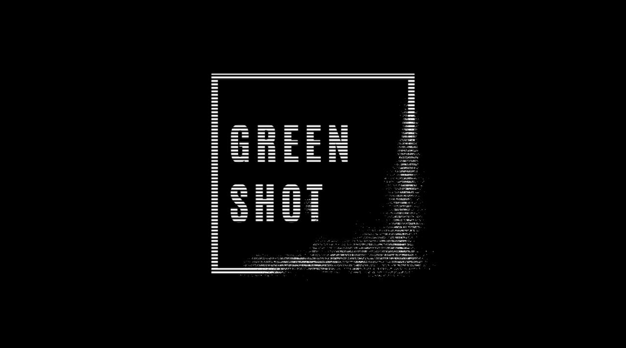 Grafika z napisem 'GREEN SHOT' wewnątrz białej, obramowanej kwadratowej ramki, z efektem rozpikselowania po prawej stronie, na czarnym tle.