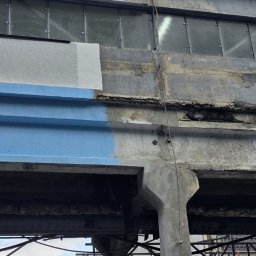 CHEMBUD Marcin Cebula - Betonowa konstrukcja przed i po renowacji: lewa strona odnowiona w szaro-niebieskich barwach, prawa strona surowa, z widocznymi uszkodzeniami i zabrudzeniami. Widoczne okna w tle.