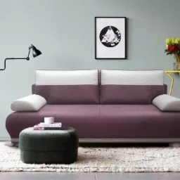 Nowoczesna sofa w odcieniach fioletu i bieli z pikowanymi zagłówkami, ustawiona na puszystym dywanie w salonie z minimalistycznym wystrojem.