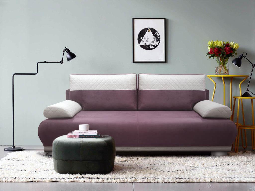Nowoczesna sofa w odcieniach fioletu i bieli z pikowanymi zagłówkami, ustawiona na puszystym dywanie w salonie z minimalistycznym wystrojem.