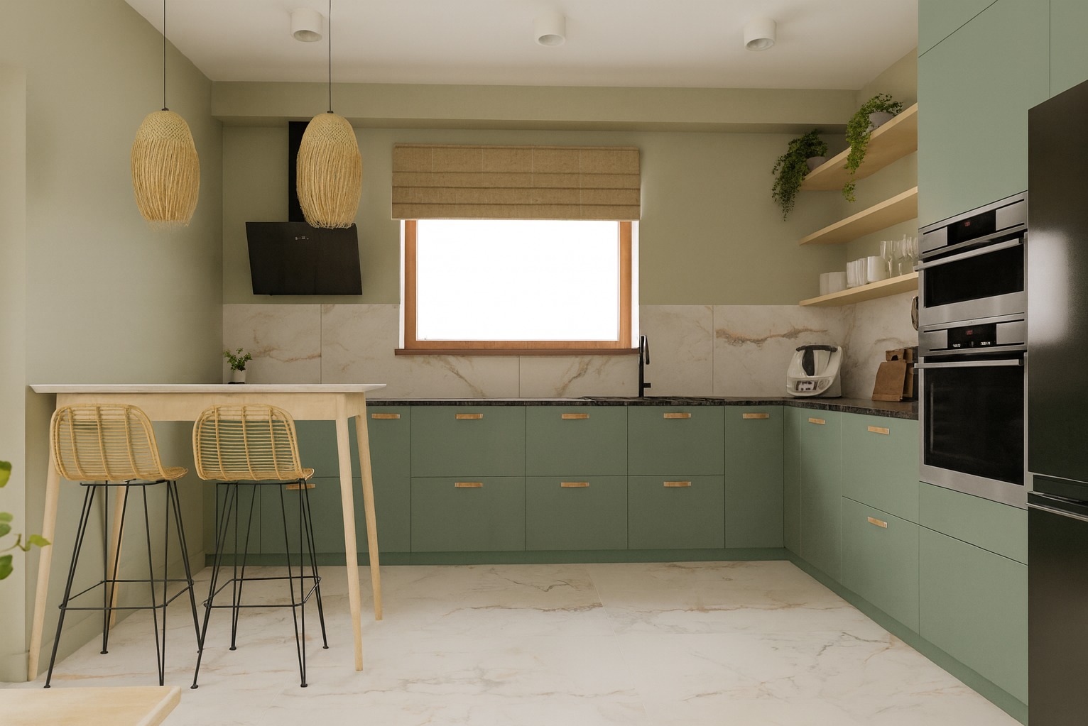 Stylowa, zielona kuchnia z marmurowymi płytkami i drewnianymi akcentami. Wysokie krzesła barowe z rattanu przy blacie. Okno z roletą rzymską i wiszące lampy nad blatem.