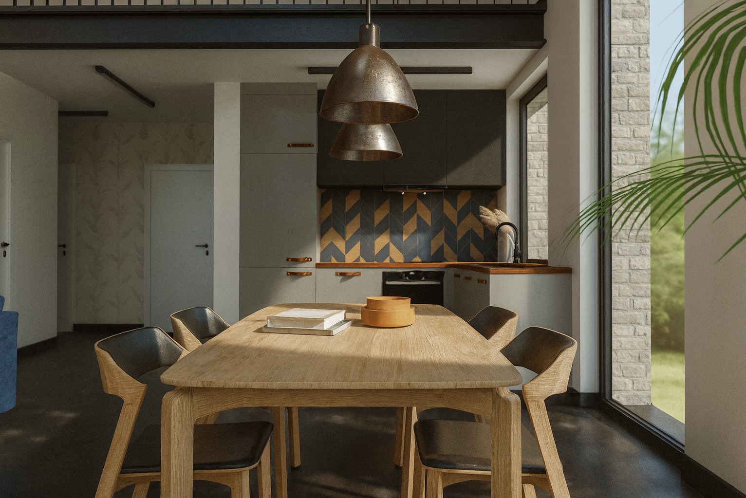 Jasna jadalnia z drewnianym stołem i krzesłami. W tle kuchnia z geometrycznym wzorem na ścianie i dużym oknem z widokiem na zieleń. Metalowa lampa zwisa nad stołem.