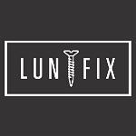 Logo firmy LUN FIX w prostokątnej ramce na szarym tle, z wizerunkiem wkręta zamiast litery 'I'.