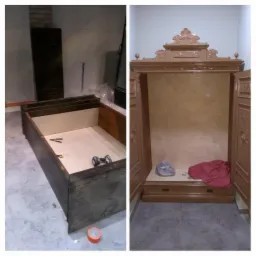 Dwa ujęcia: po lewej niedokończona konstrukcja drewniana z wkrętarką i narzędziami, po prawej drewniana szafka z otwartymi drzwiami, widoczne elementy dekoracyjne i zawartość wnętrza.