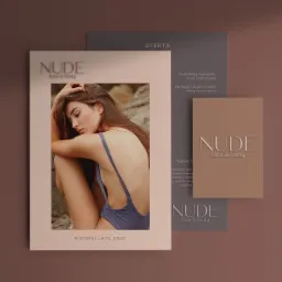 Katalog produktowy z modelką w kostiumie kąpielowym, prezentujący ofertę zabiegów kosmetycznych na wiosnę/lato 2023, obok ulotka i wizytówka z logo firmy.