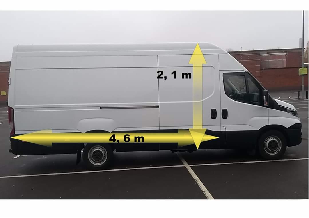 Biały furgon o wymiarach 4,6 m długości i 2,1 m wysokości, zaparkowany na parkingu.