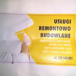 Żółta ulotka reklamowa z napisem 'Usługi remontowo budowlane' i numerem telefonu, na której widnieje grafika przedstawiająca malowanie ściany wałkiem.