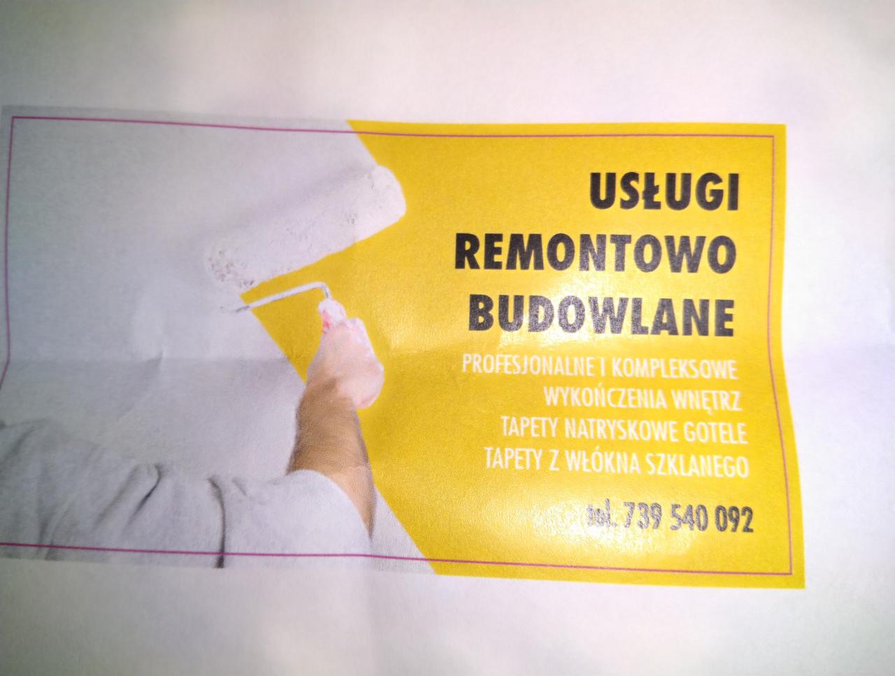 Żółta ulotka reklamowa z napisem 'Usługi remontowo budowlane' i numerem telefonu, na której widnieje grafika przedstawiająca malowanie ściany wałkiem.