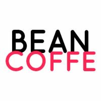 Logo 'BEAN COFFE' z czarnymi literami BEAN nad różowym COFFE na białym tle.