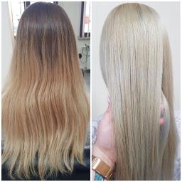 Em Studio Salon Fryzjerski - Metamorfoza włosów: porównanie przed i po rozjaśnianiu na chłodny blond, widoczny zegarek na nadgarstku osoby trzymającej pasmo.