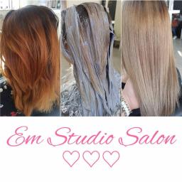 Em Studio Salon Fryzjerski - Koloryzacja włosów: od miedzianego ombre, przez nakładanie farby, do chłodnego blondu, prezentacja w trzech etapach na jednym zdjęciu.