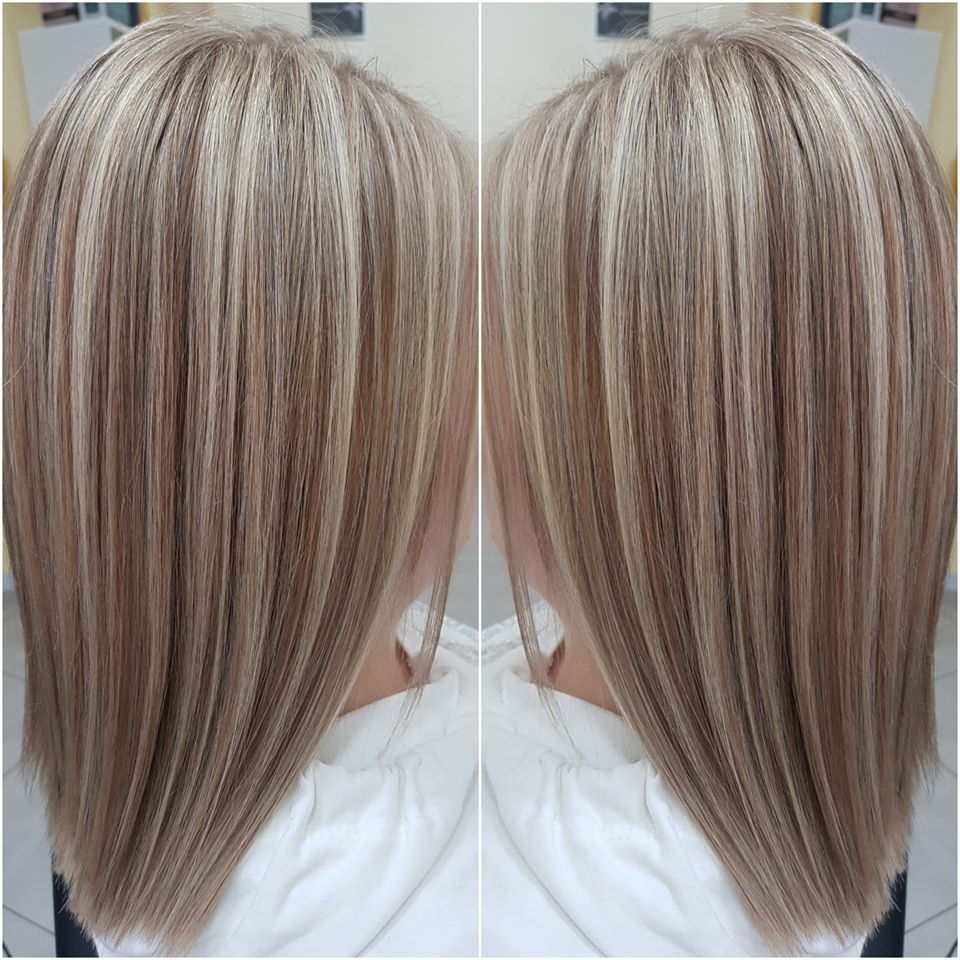 Włosy blond z pasemkami w odcieniach beżu i brązu, proste cięcie do ramion, widok z tyłu, podwójne ujęcie.