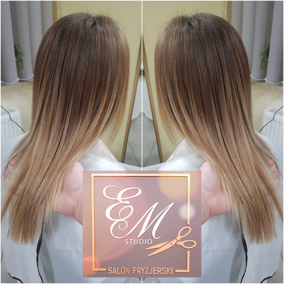 Włosy ombre w odcieniach brązu i blondu, widoczne z tyłu głowy, z logo salonu fryzjerskiego w dolnej części kadru.