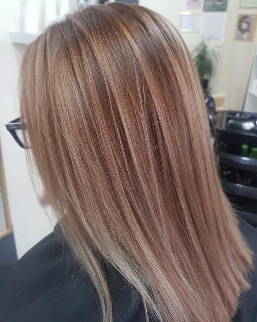 Proste, brązowe włosy z delikatnym ombre, widoczne okulary na twarzy klientki, wykonane w salonie.
