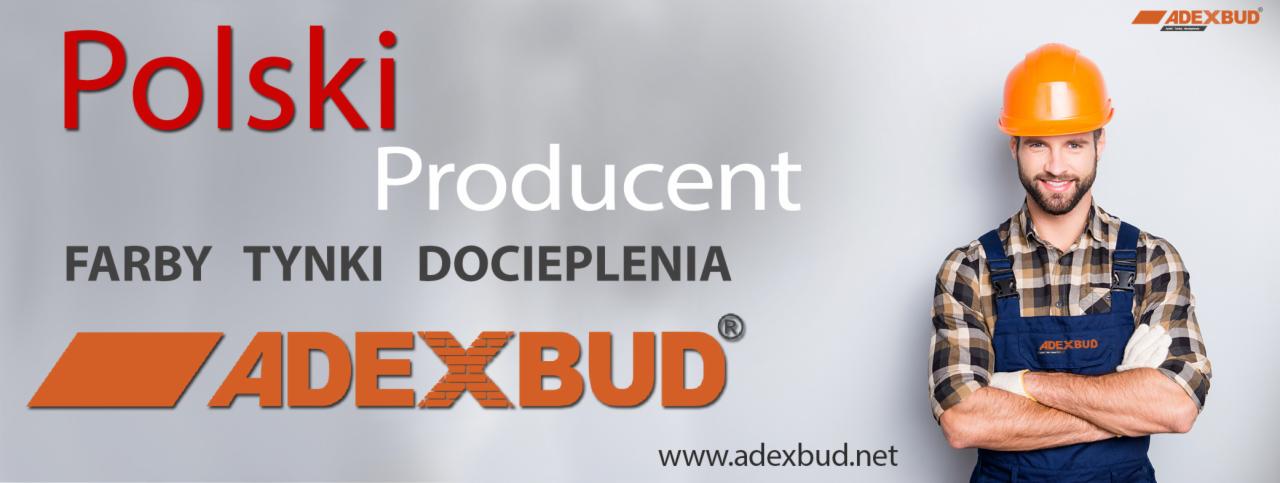 Mężczyzna w kasku budowlanym i kombinezonie na tle reklamy z hasłem 'Polski Producent' i nazwą firmy ADEXBUD, oferującej farby, tynki i docieplenia.
