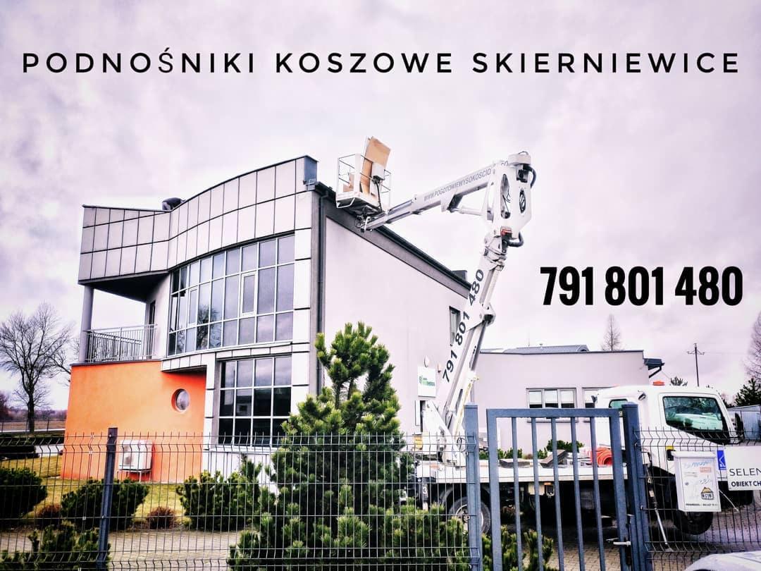 Podnośnik koszowy na tle nowoczesnego budynku biurowego z dużymi oknami, widoczny numer telefonu kontaktowego, reklama firmy.