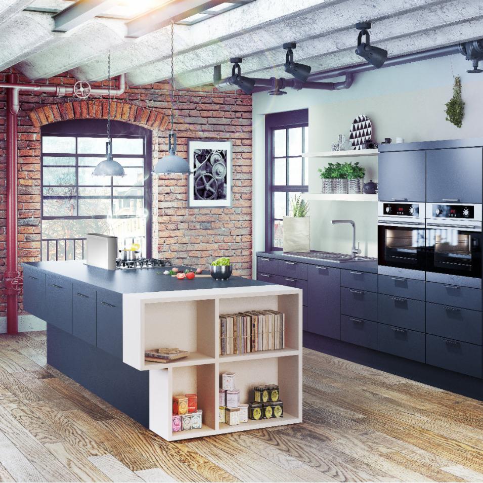 Nowoczesna kuchnia w stylu industrialnym z ceglaną ścianą, drewnianą podłogą i wyspą kuchenną z regałami na książki i przyprawy. Nad wyspą wiszą dwie metalowe lampy. W tle widoczne okno z czarną...