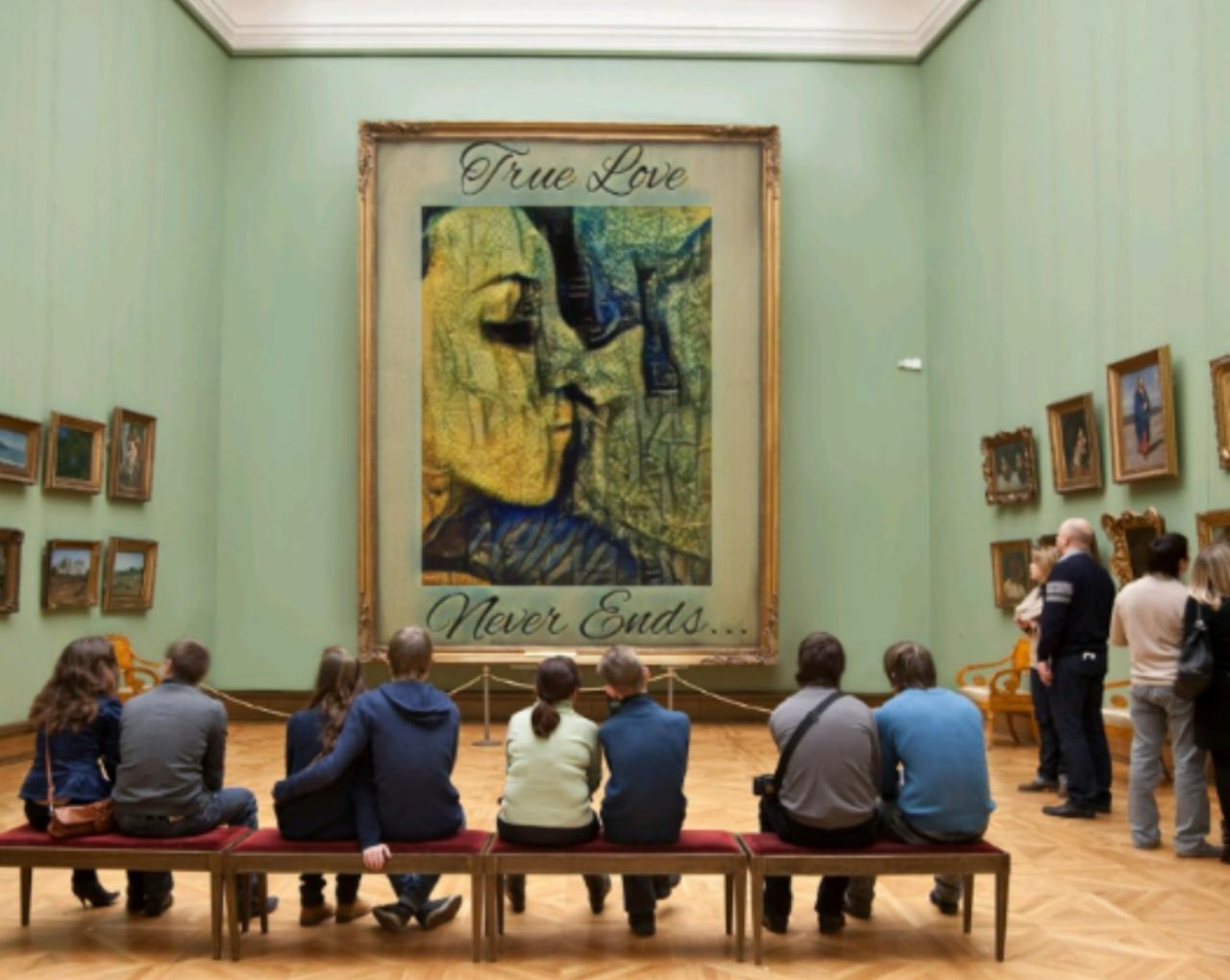 Grupa osób siedzi na ławce w galerii sztuki, podziwiając duży obraz z napisem 'True Love Never Ends...', otoczony mniejszymi obrazami w ozdobnych ramach.