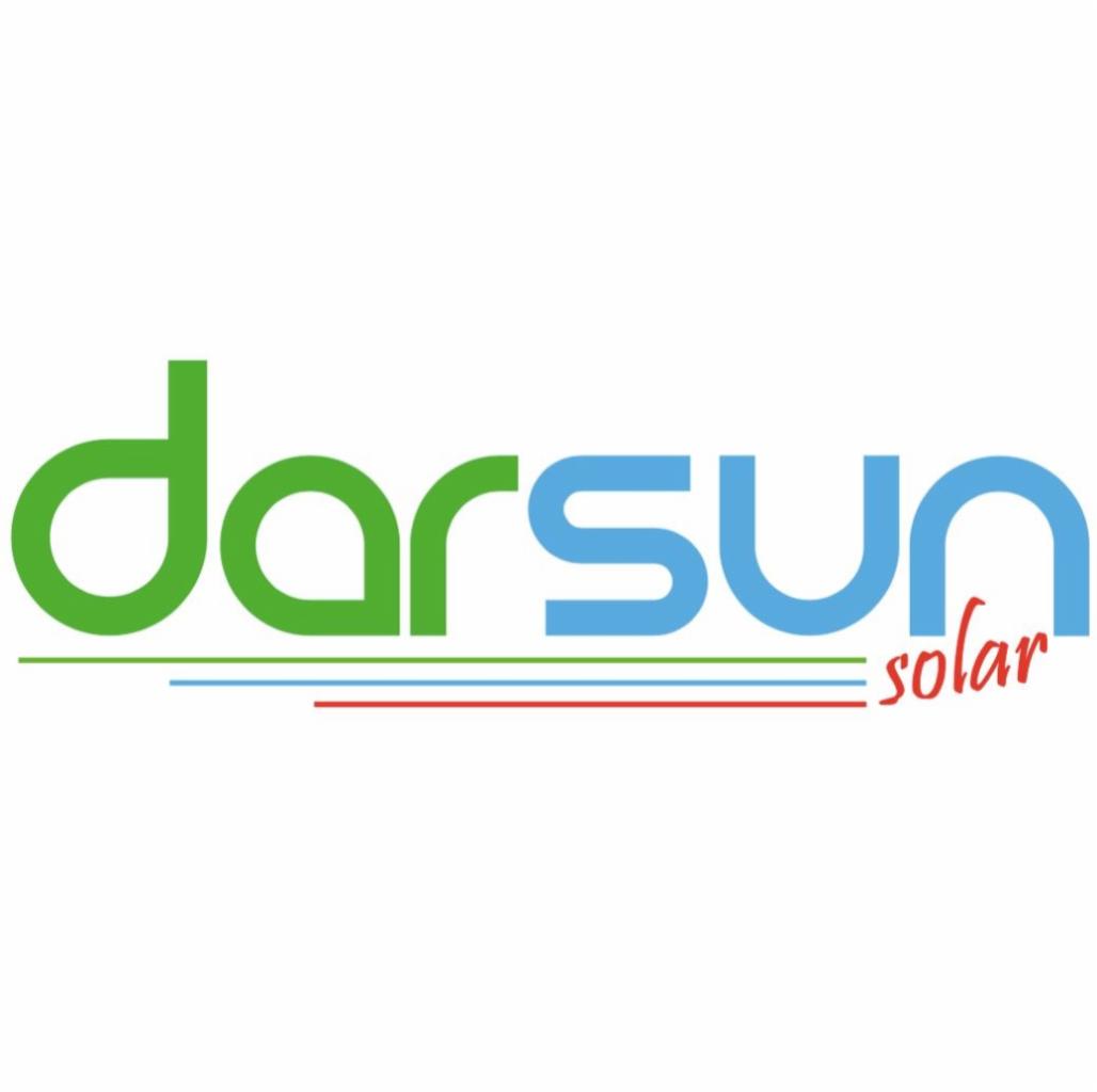 Logo firmy Darsun Solar z zielonym napisem 'darsun' i niebieskim 'solar' podkreślone zieloną, niebieską i czerwoną linią.