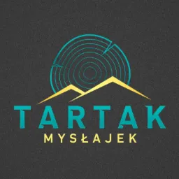Logo firmy Tartak Mysłajek z motywem przekroju pnia drzewa i zarysem gór w kolorach turkusowym i złotym na szarym tle.