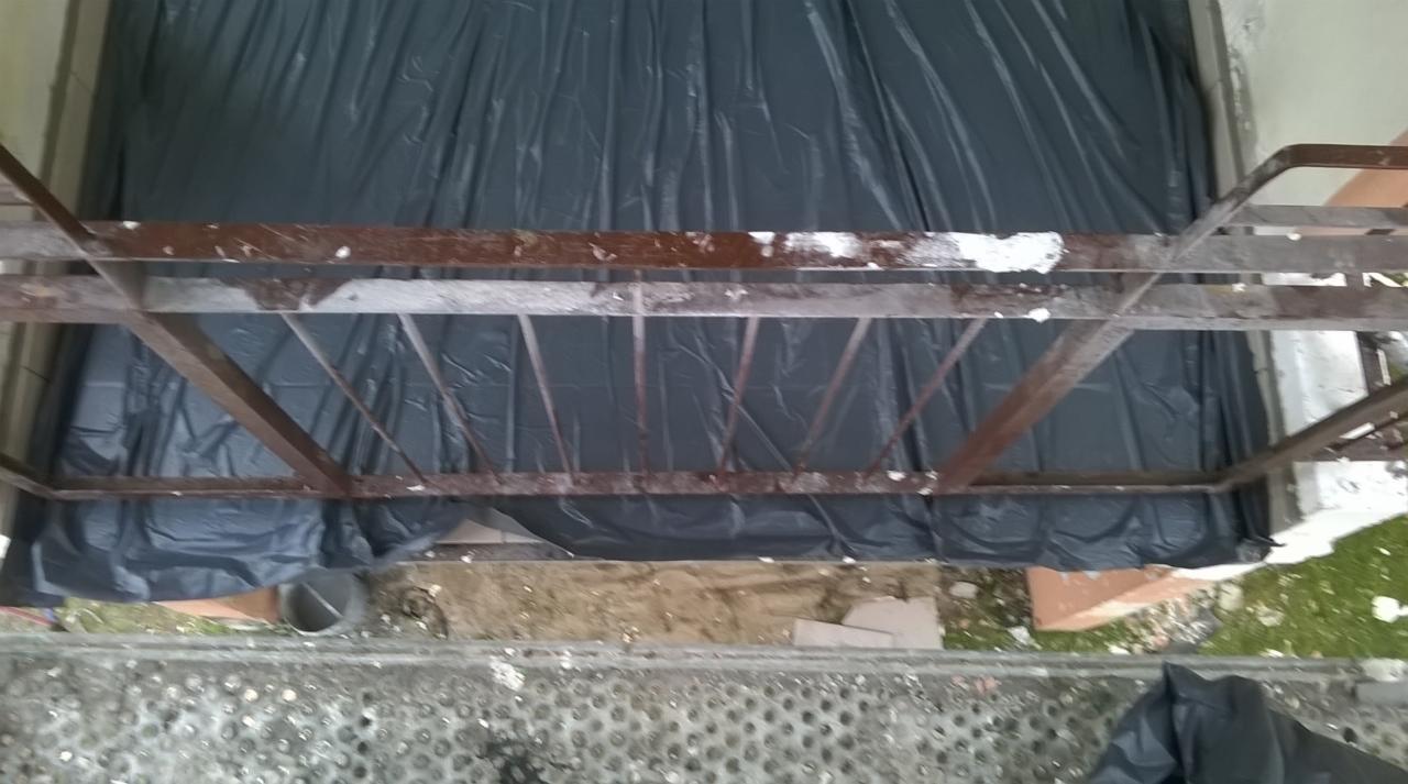 Widok z góry na rusztowanie z zabezpieczoną folią podłogą, przygotowaną do prac wykończeniowych.