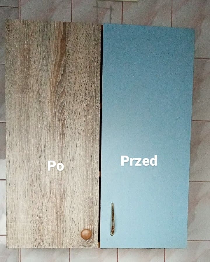 Szafka kuchenna z drzwiczkami 'przed' w kolorze błękitnym z podłużnym uchwytem i 'po' z okleiną imitującą jasne drewno z okrągłym uchwytem, na tle płytek ściennych.