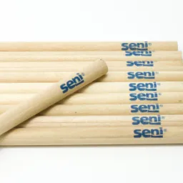 Rząd drewnianych listewek z niebieskim nadrukiem 'seni', jedna listewka ułożona ukośnie na wierzchu, białe tło.