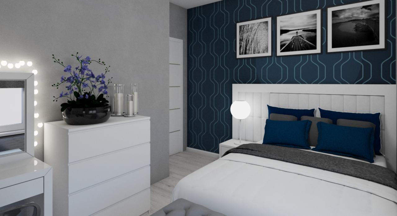 Nowoczesna sypialnia z białymi meblami, ciemnoniebieską tapetą w geometryczne wzory i trzema czarno-białymi obrazami nad łóżkiem, z kwiatami i świecami na komodzie.