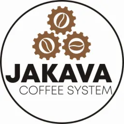 Logo firmy JAKAVA Coffee System z trzema zębatkami w kolorze kawy, w których umieszczono ziarna kawy, całość otoczona czarnym okręgiem.