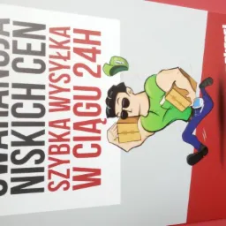 Plakat reklamowy firmy kurierskiej Pakersi z obietnicą niskich cen i szybkiej wysyłki w 24h, z kreskówkową postacią kuriera niosącego paczki.