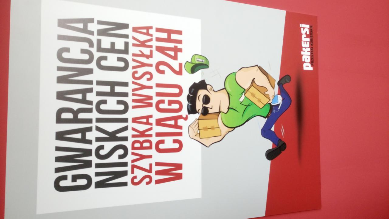Plakat reklamowy firmy kurierskiej Pakersi z obietnicą niskich cen i szybkiej wysyłki w 24h, z kreskówkową postacią kuriera niosącego paczki.
