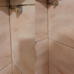 CleanIT - Porównanie czystości fug i narożników płytek w łazience przed i po czyszczeniu, widoczne pozostałości pleśni i zabrudzeń.