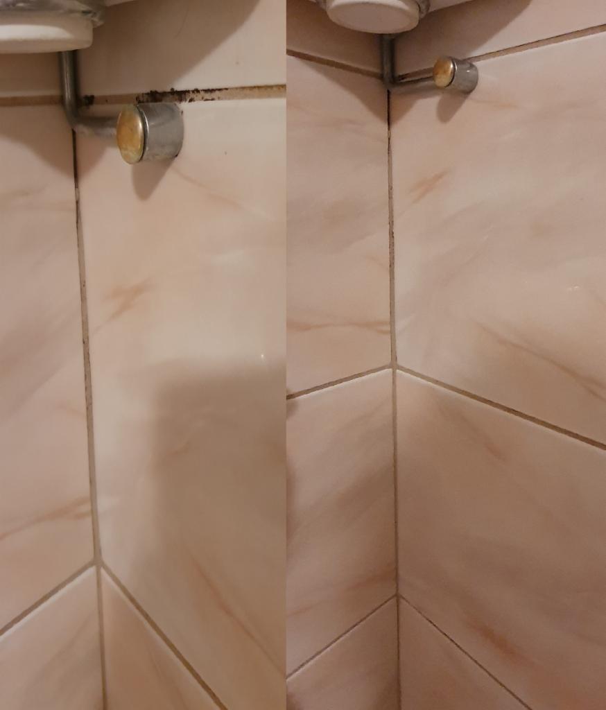 Porównanie czystości fug i narożników płytek w łazience przed i po czyszczeniu, widoczne pozostałości pleśni i zabrudzeń.