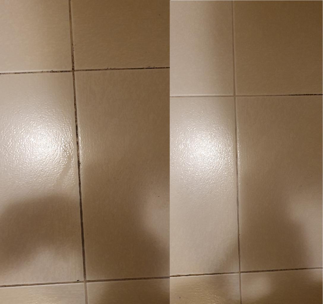 Porównanie czyszczenia fug na beżowych płytkach podłogowych: po lewej stronie widoczne zabrudzenia, po prawej czyste fugi po zabiegu.