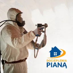 Pracownik w kombinezonie ochronnym aplikuje pianę izolacyjną na poddaszu za pomocą specjalistycznego pistoletu natryskowego; w prawym dolnym rogu widoczne logo firmy.