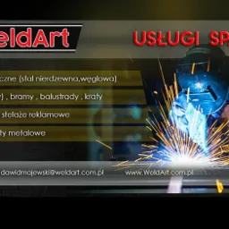 Grafika reklamowa firmy WeldArt prezentująca usługi spawalnicze, z sylwetką spawacza w masce i intensywnymi iskrami w centrum kadru, otoczona informacjami o ofercie, w tym instalacjach...