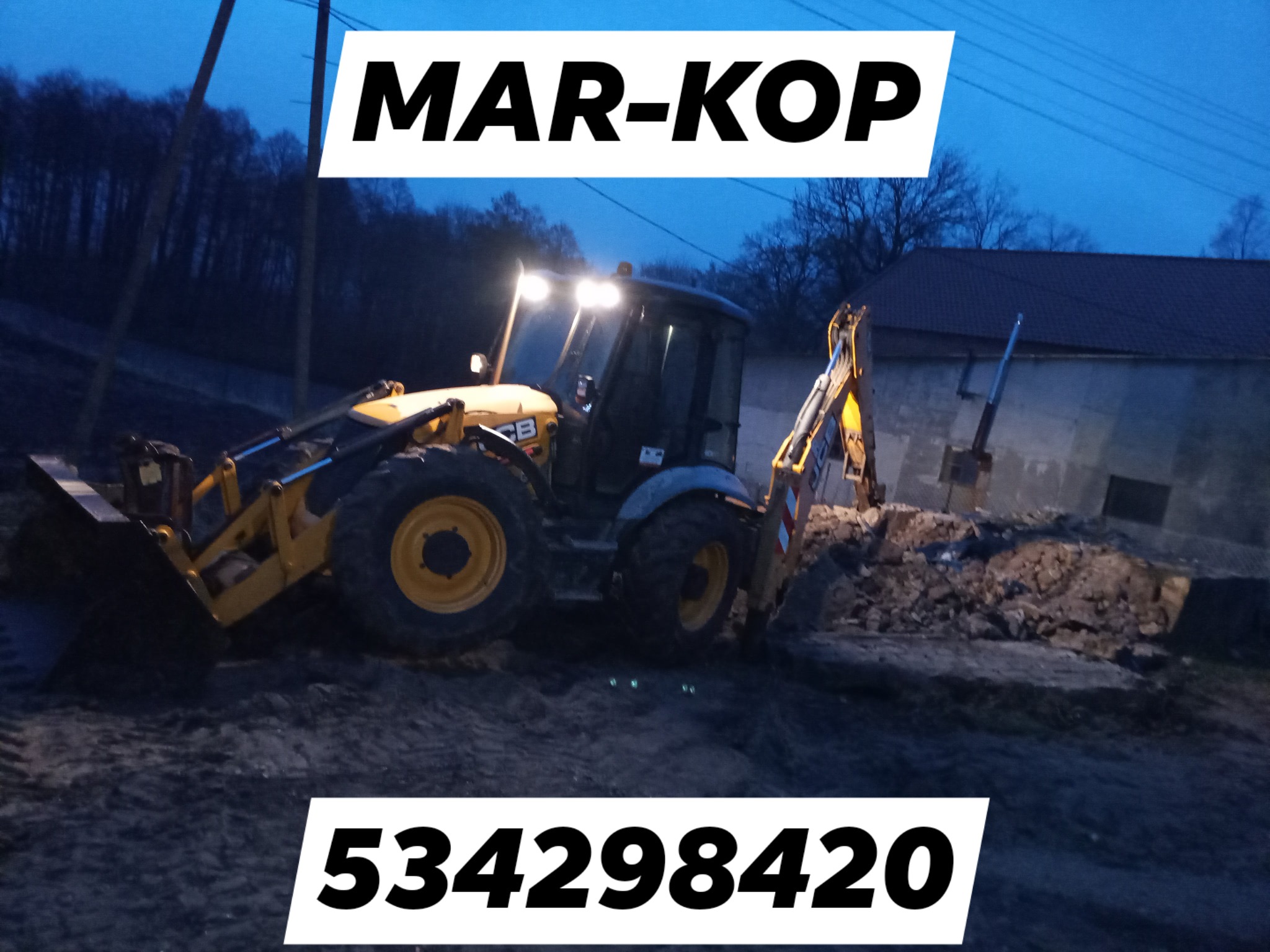 Żółto-czarna koparko-ładowarka JCB na grząskim terenie, oświetlona reflektorami, z widocznym budynkiem w tle i numerem telefonu nałożonym na obraz.
