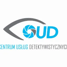 Logo Centrum Usług Detektywistycznych z symbolem oka i przysłony aparatu.