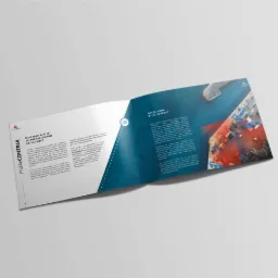 Rozłożona broszura firmy PrimeControl na białym tle, prezentująca tekst o rozwiązaniach krzyżówek i wizję ochrony, z ilustracją portu kontenerowego z lotu ptaka po prawej stronie.