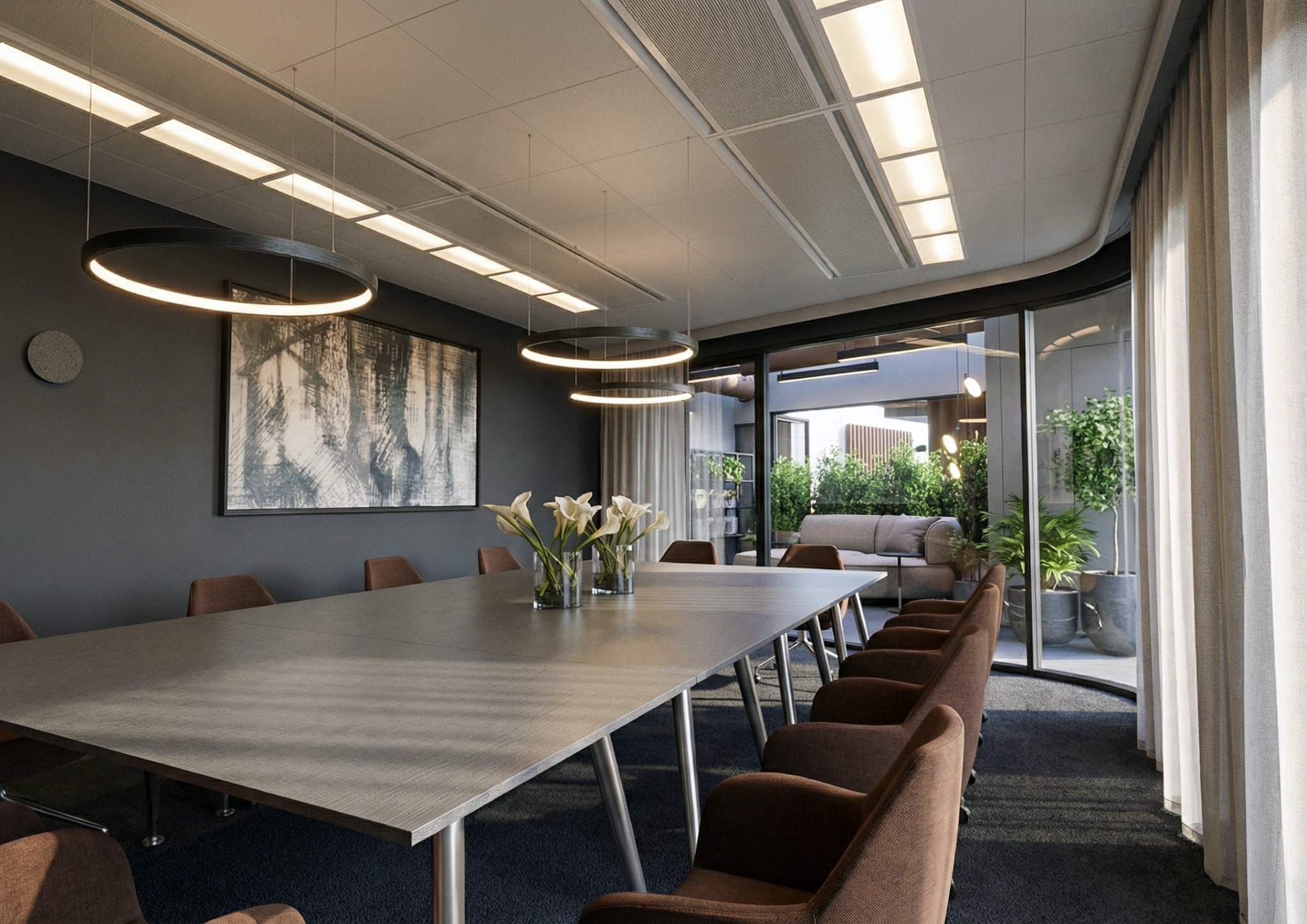 Nowoczesna sala konferencyjna z długim stołem, brązowymi krzesłami i okrągłymi lampami. Za oknem widoczny taras z roślinami. Minimalistyczny design.