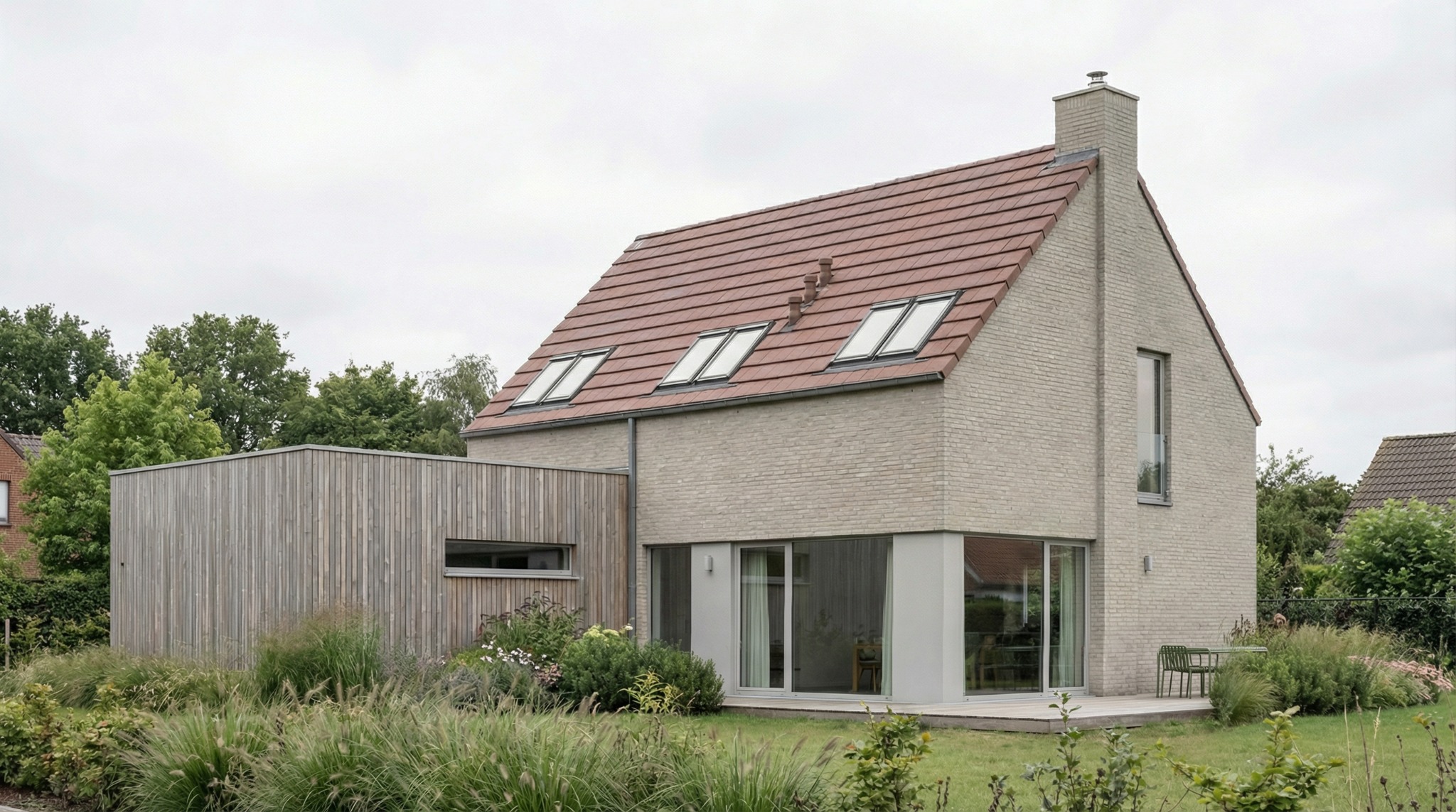 Nowoczesny dom z jasnej cegły z drewnianą dobudówką i dużymi oknami, otoczony zielenią. Dachówka w kolorze terakoty, trzy okna dachowe. Minimalistyczny design.