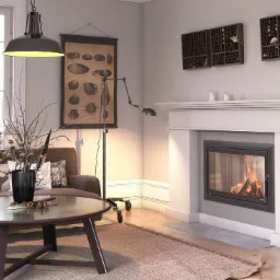 Salon z paleniskiem, płomienie widoczne za szybą. Nad nim biały portal, dekoracje na ścianie. Na pierwszym planie stolik kawowy z dekoracją roślinną.