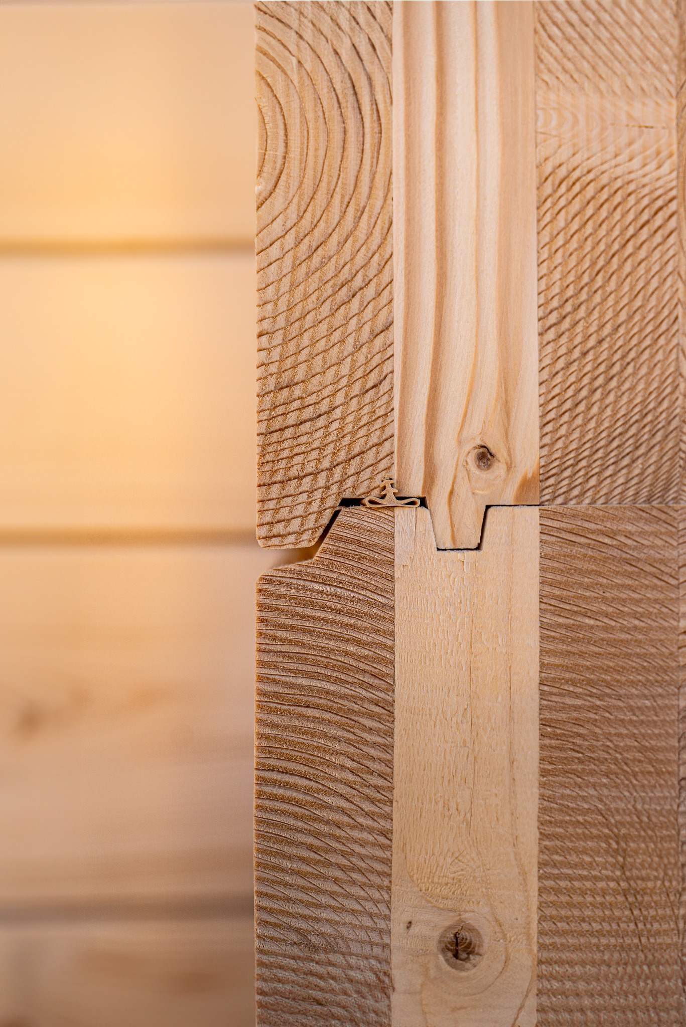 Szczegółowy widok łączenia bali w domu z bali w Nowym Targu. Precyzyjne wykończenie i naturalna struktura drewna.